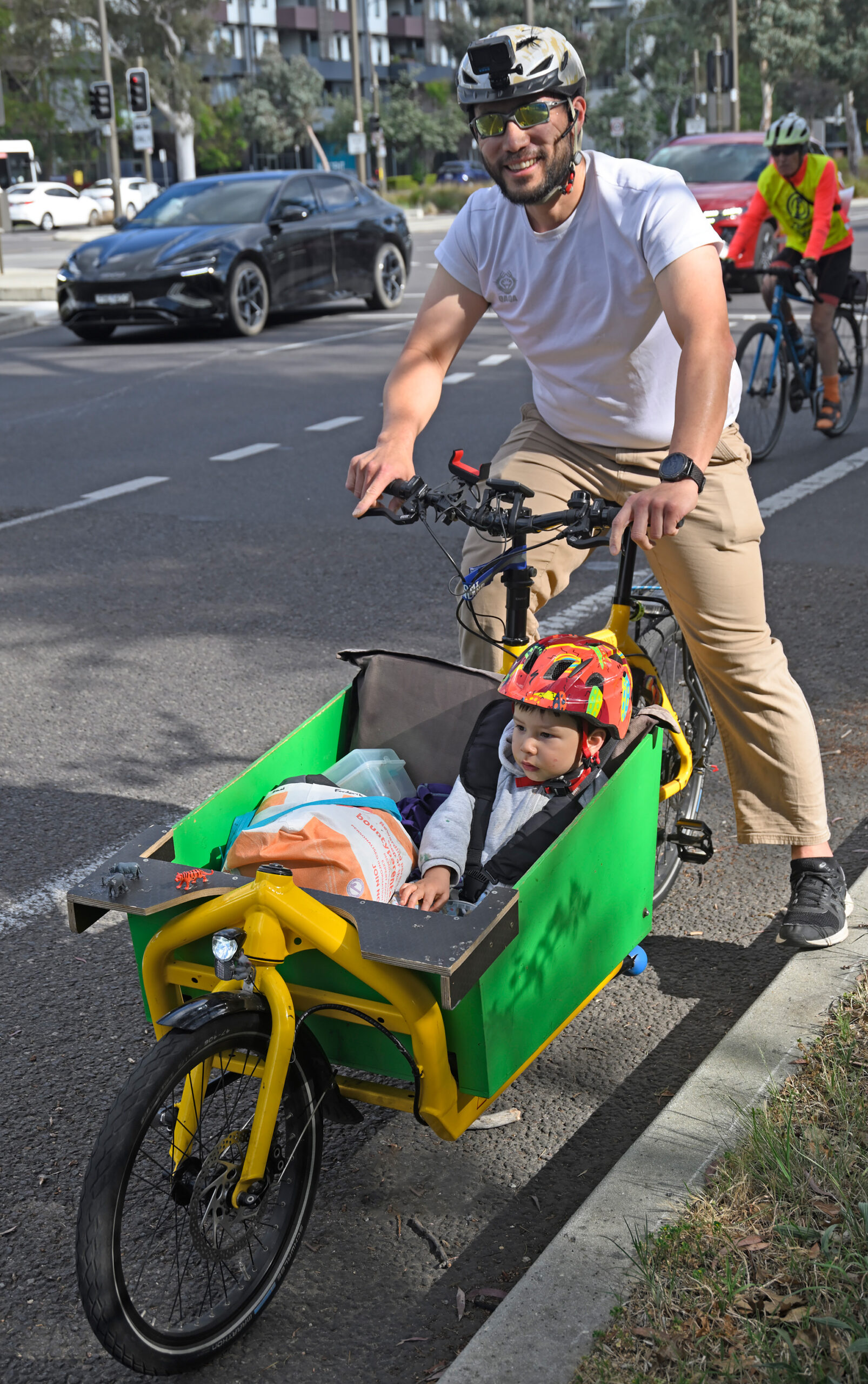 Transporting a child in a cargo bike